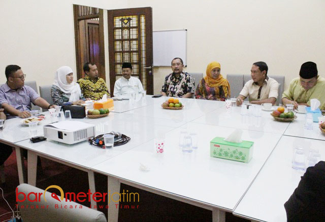 PERTEMUAN GOLKAR-KHOFIFAH: Pengurus Golkar Jatim menggelar pertemuan internal dengan Cagub Khofifah Indar Parawansa di Posko Khofifah-Emil, Jalan Diponegoro, Surabaya. | Foto: Barometerjatim.com/ROY HASIBUAN