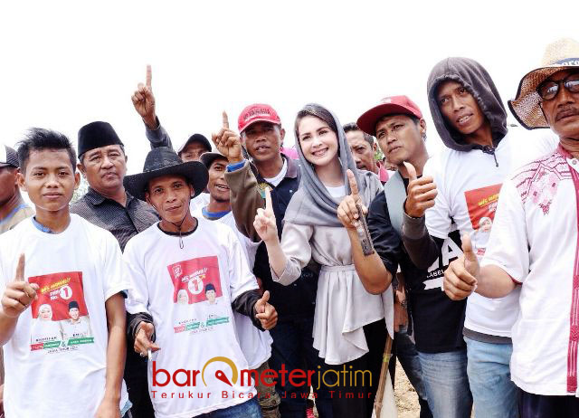 NOMOR SATU: Arumi Bachsin disambut hangat warga Madura usai menghadiri kontes karapan sapi di Pamekasan, Rabu (7/3). | Foto: Barometerjatim.com/ROY HASIBUAN