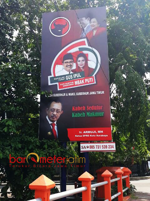 TEBANG PILIH: Bawaslu Jatim dianggap tebang pilih soal penertiban APK, karena billboard paslon ini masih berdiri kokoh. | Foto: Barometerjatim.com/ABDILLAH HR