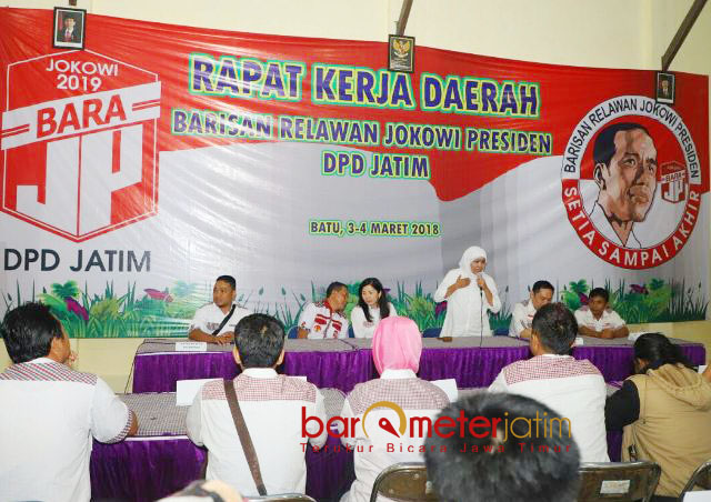 KELUARGA NKRI: Cagub Khofifah Indar Parawasna menghadiri Rakerda DPD Bara JP Jatim di Kota Batu, Sabu (3/3) malam. | Foto: Barometerjatim.com/ROY HASIBUAN