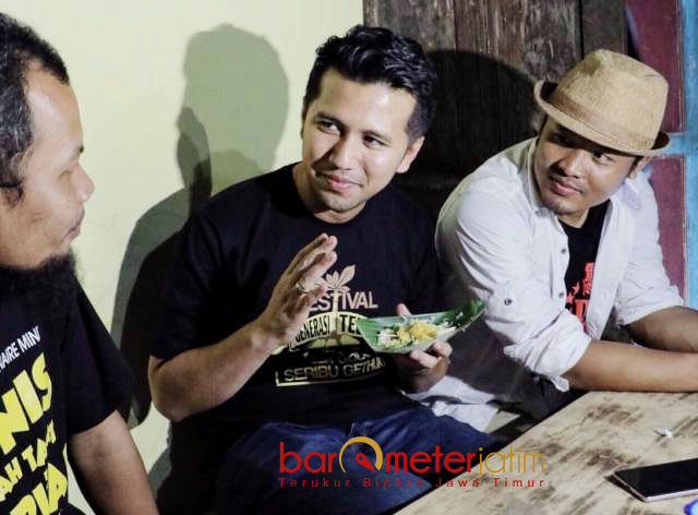 MENIKMATI GETHUK: Cawagub Emil Dardak menikmati gethuk bersama warga di acara Festival Seribu Gethuk di Ponorogo, Minggu (25/3). | Foto: Barometerjatim.com/ROY HASIBUAN