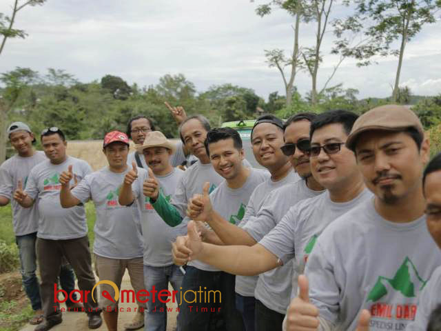 KOMUNITAS JEEP: Cawagub Emil Dardak bersama komunitas jeep dalam ekspedisi Selingkar Wilis. | Foto: Barometerjatim.com/ROY HASIBUAN