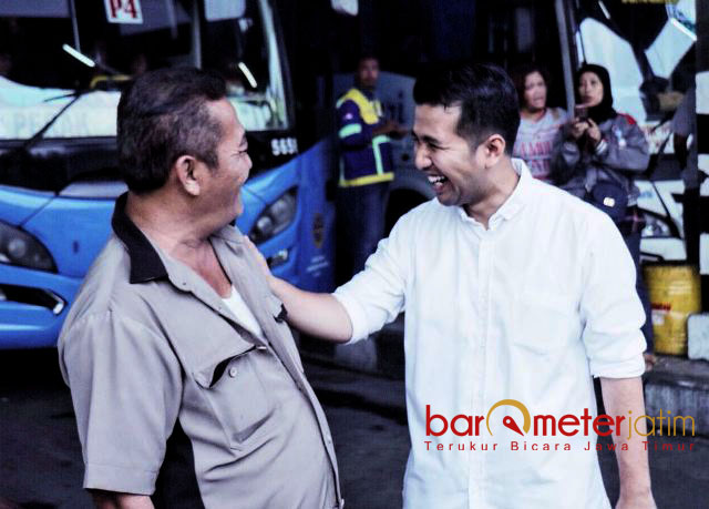 AKRAB TANPA SEKAT: Cawagub Emil Dardak berbincang akrab dengan salah seorang sopir bus di Terminal Purabaya, BUngurasih, Sidoarjo, Senin 19/3) malam ini. | Foto: Barometerjatim.com/ROY HASIBUAN