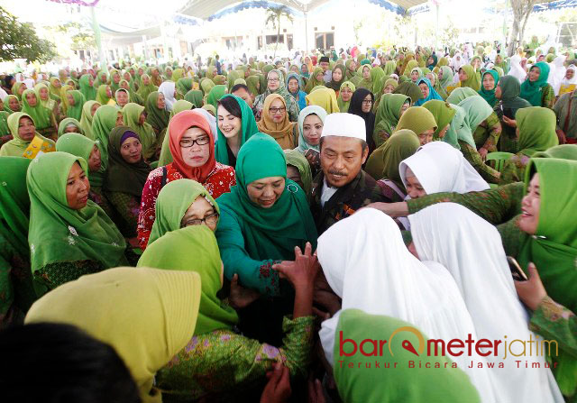 KEKUATAN BESAR: Cagub Jatim, Khofifah Indar Parawansa bersama warga Muslimat NU. Kekuatan Muslimat NU diyakini lebih dahsyat ketimbang massa PKS. | Foto: Barometerjatim.com/ROY HASIBUAN