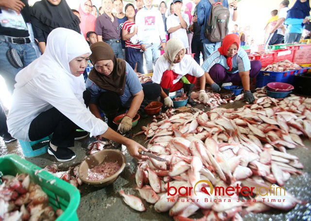 TEMPAT PELELANGAN IKAN: Cagub Khofifah Indar Parawansa menyambangi masyarakat nelayan dan Tempat Pelelangan Ikan di Palang, Tuban Selasa (20/3). | Foto: Barometerjatim.com/ROY HASIBUAN