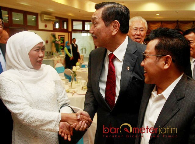 TETAP AKRAB: Cagub Khofifah Indar Parawansa bersapa dengan Menko Kemaritiman, Luhut Binsar Panjaitan (tengah) dan Ketum PKB, Muhaimin Iskandar. | Foto: Barometerjatim.com/MARIJAN AP 
