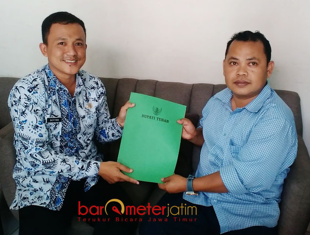 SURAT KLARIFIKASI: Ketua Panwaslu Lamaongan, Tony Wijaya (kanan) menerima surat klarifikasi dari Bupati Tuban, Fathul Huda. | Foto: Barometerjatim.com/HAMIM ANWAR