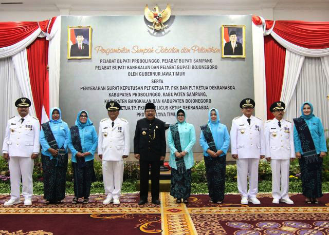 SIAP BERTUGAS: Gubernur Soekarwo dan empat Pj bupati usai pelantikan di Gedung Negara Grahadi, Surabaya, Selasa (13/3). | Foto: Ist