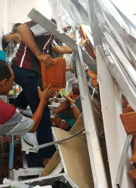 EVAKUASI: Proses evakuasi korban ambruknya gedung ruang saraf RSAL Dr Ramelan Surabaya, Minggu (18/3). | Foto: FB/Ayuk Santikah Ayuk