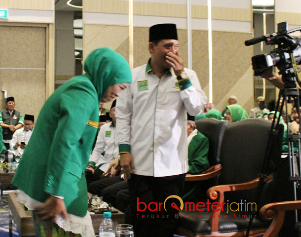 SUASANA CAIR: Khofifah tak kuasa menahan tawa usai mengerjai Musyaffa' Noer, semantara Musyaffa' terlihat tersipu sambil memandang peserta Rakorwil. | Foto: Barometerjatim.com/ROY HASIBUAN