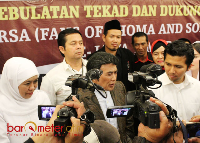 JAWAB PERTANYAAN PERS: Khofifah, Rhoma Irama dan Emil Dardak menjawab pertanyaan media usai acara kebulatan tekad dan dukungan Forsa, Senin (12/3). | Foto: Barometerjatim.com/ABDILLAH HR