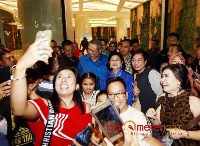 SBY MASIH IDOLA MASYARAKAT: Dari lantai 1 sampai 5, pengunjung mall ramai-ramai mengabadikan kehadiran Susilo Bambang Yudhoyono (SBY) dan Ani Yudhoyono. | Foto: Barometerjatim.com/ABDILLAH HR