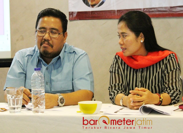 MAINKAN PERAN MASING-MASING: Anwar Sadad (kiri) dan Sri Untari, Gerindra sebut PDIP tak bisa jadi penyerang sekaligus pemain bertahan dan penjaga gawang. | Foto: Barometerjatim.com/ROY HASIBUAN