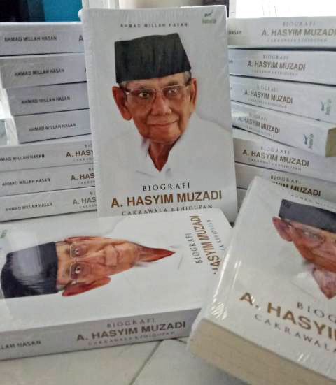REFLEKSI KEHIDUPAN: Buku biografi KH A Hasyim Muzadi, refleksi kehidupan dalam bernegara dan beragama di Indonesia. | Foto: Barometerjatim.com/SYAIFUL KHUSNAN