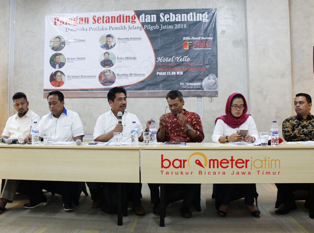 HASIL SURVEI SSC: Surabaya Survey Center (SSC) saat merilis hasil surveinya di Surabaya, Jumat (27/4). | Foto: Barometerjatim.com/ROY HASIBUAN