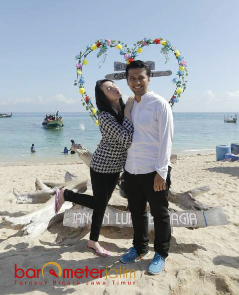 PANTAI WISATA GILI KETAPANG: Emil Dardak dan Arumi Bachsin menikmati keindahan pantai wisata Gili Ketapang Probolinggo. | Foto: Barometerjatim.com/ROY HASIBUAN
