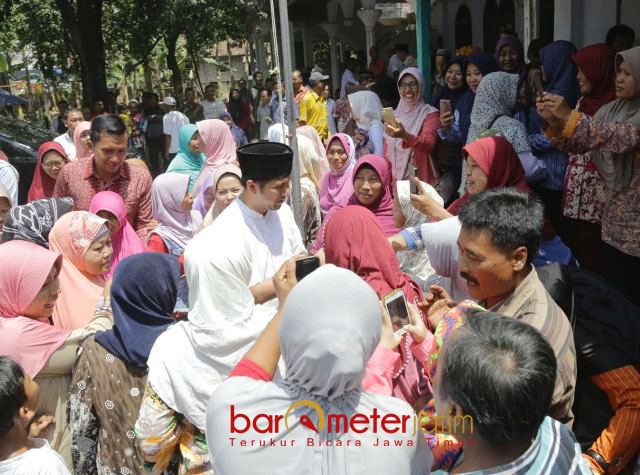 SAMBUTAN HANGAT: Emil Dardak disambut hangat warga Nganjuk usai ziarah ke makam leluhurnya, Sabtu (14/4). | Foto: Barometerjatim.com/ROY HASIBUAN