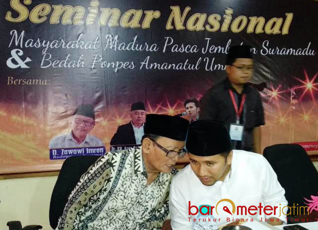 MENYATU BERSAMA MADURA: Cawagub Jatim, Emil Dardak berbincang akrab dengan budayawan Madura, Zawawi Imron alias Celurit Emas. | Foto: Barometerjatim.com/ROY HASIBUAN