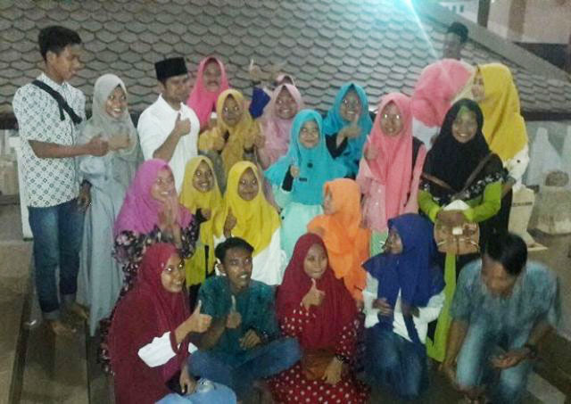 ZIARAH MAKAM SUNAN BONANG: Emil Dardak bersama remaja putri pengunjung Makam Sunan Bonang di Tuban, Rabu (18/4) malam. | Foto: Ist