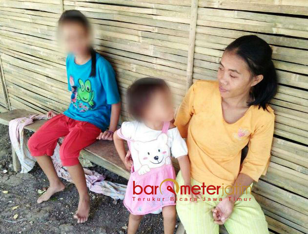 KORBAN OPINI DEBAT: Melinda Yesa Maharani bercanda bersama ibu dan kakaknya. Disebut Puti alami gizi buruk, nyatanya sehat-sehat saja. | Foto: Barometerjatim.com/ROY HASIBUAN