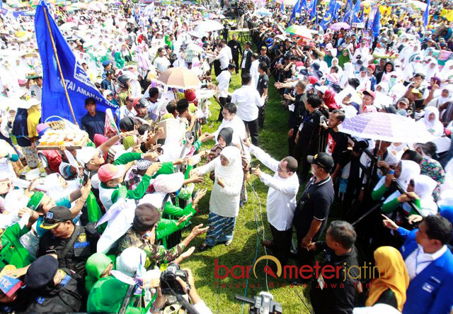SAMBUTAN LUAR BIASA: Kehadiran Cagub Khofifah Indar Parawansa di lokasi kampanye akbar dielu-elukan puluhan ribu massa. | Foto: Barometerjatim.com/MARIJAN AP