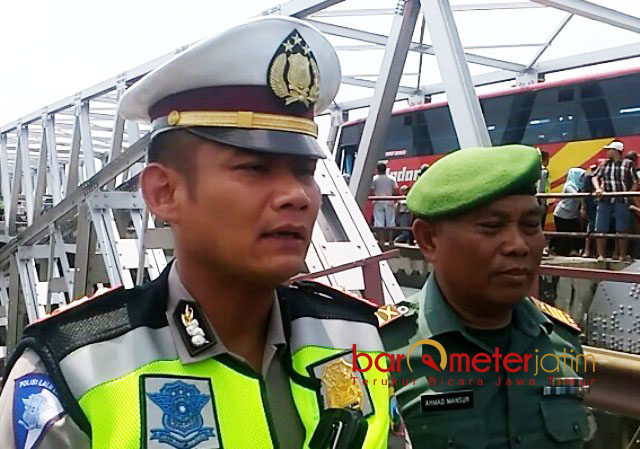 PATUHI RAMBU LALU LINTAS: Kasatlantas Polres Lamongan, AKP Argya imbau pengendara patuhi rambu-rambu lalu lintas di sepanjang jalan alternatif. | Foto: Barometerjatim.com/HAMIM ANWAR