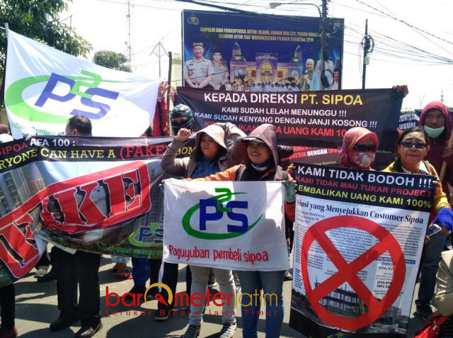 TUNTUT KEADILAN: Korban penipuan Sipoa mengawal Komisi III DPR RI ke Polda Jatim dengan berdemo. | Foto: Barometerjatim.com/ENEF MADURY