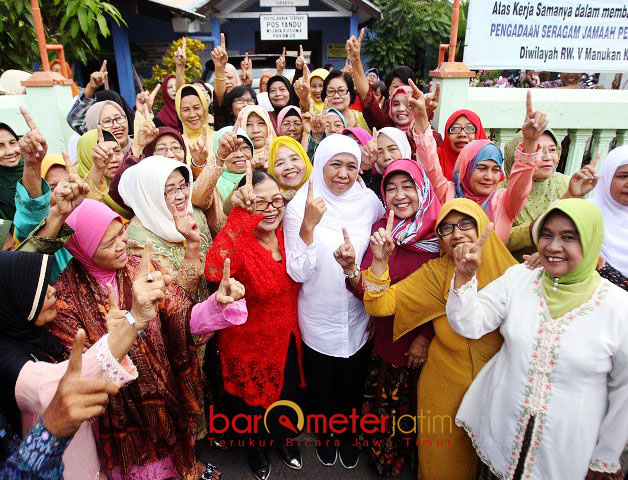 PILIH NOMOR 1: Ibu-ibu warga Kecamatan Tandes, Surabaya, mendukung dan siapa memenangkan Khofifah di Pilgub Jatim, 27 Juni mendatang. | Foto: Barometerjatim.com/MARIJAN AP