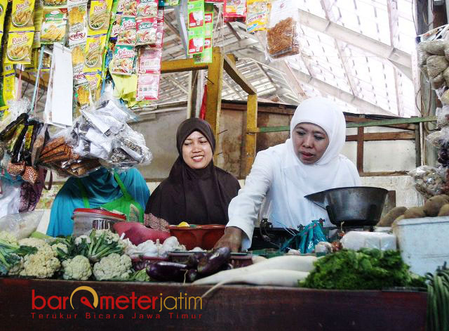 SISIR PASAR WIYUNG: Cagub Khofifah Indar Parawansa blusukan di Pasar Wiyung, Surabaya, Senin (16/4). Menyapa semua lapisan Masyarakat. | Foto: Barometerjatim.com/ROY HASIBUAN