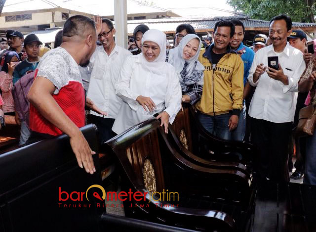 KURSI GUBERNUR: Cagub Khofifah mengunjungi Pasar Mebel Bukir, Pasuruan, Jumat (20/4). Di tempat ini Khofifah disiapkan 'Kursi Gubernur'. | Foto: Barometerjatim.com/MARIJAN AP