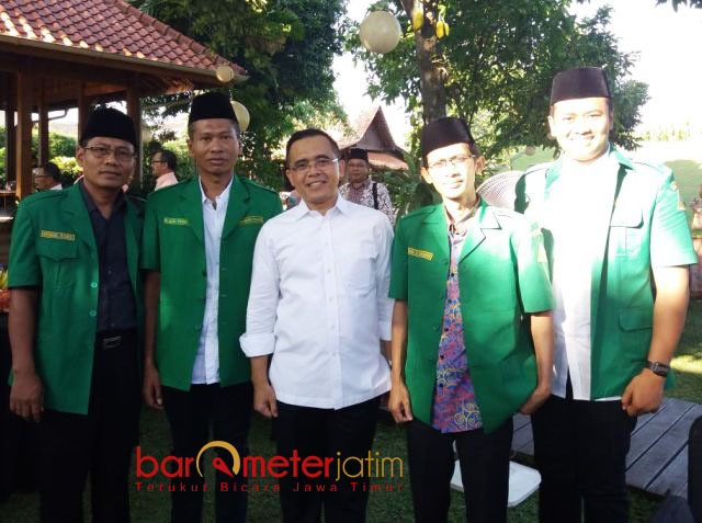 BERSAMA BUPATI ANAS: Pengurus PW GP Ansor Jatim saat bersama Bupati Banyuwangi, Abdullah Azwar Anas. | Foto: Barometerjatim.com/DOK