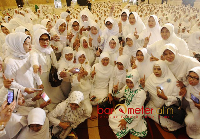 MUSLIMAT NU SATU: Khofifah Indar Parawansa bersama warga Muslimat NU dari berbagai daerah di Jatim saat peringatan Harlah. | Foto: Barometerjatim.com/ABDILLAH HR