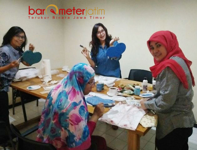 TEMBUS PASAR AMERIKA: Sebagian besar para Crafter berasal dari Surabaya, Gresik dan Sidoarjo. Karya-karyanya diminati pasar Amerika. | Foto: Barometerjatim.com/ WIRA HARLIJADI