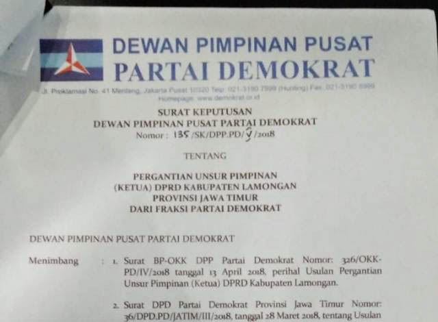 SURAT KEPUTUSAN: SK DPP DPP Partai Demokrat terkait pergantian ketua DPRD Lamongan. | Foto: Barometerjatim.com/HAMIM ANWAR