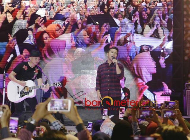 'SIHIR' REMAJA PUTRI: Suara merdu Emil Dardak 'menyihir' remaja putri di Gedung Sport Center Universitas Islam Negeri Malang, Minggu (06/5) malam. | Foto: Barometerjatim.com/ROY HASIBUAN