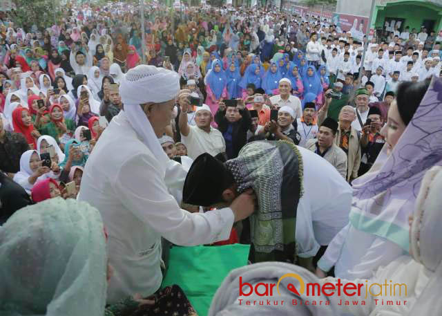 TAWADHU SANTRI: Emil Dardak mencium tangan KH Halim Djasim, wujud tawadhu bukti santri kepada kiai. | Foto: Barometerjatim.com/ROY HASIBUAN