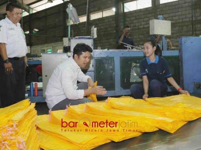 LIHAT PROSES: Cawagub Emil Dardak melihat proses pembuatan karung plastik di pabrik PT Yanaprima Hastapersada Sidoarjo, Kamis (31/5) petang. | Foto: Barometerjatim.com/ROY HASIBUAN