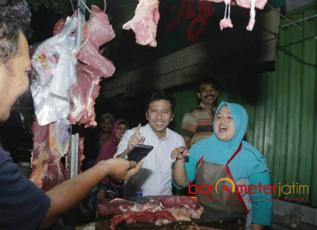 CANDAAN AKRAB: Tak ada sekat. Cawagub Emil Dardak bercanda dengan pedagang dan pengunjung Pasar Pandaan, Senin (28/5). | Foto: Barometerjatim.com/ROY HASIBUAN