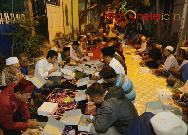 MERAKYAT DAN PEDULI WONG CILIK: Cawagub Emil Dardak sahur bersama warga Tembok Dukuh, Surabaya, Jumat (25/5). | Foto: Barometerjatim.com/ROY HASIBUAN
