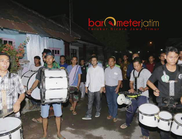 BLUSUKAN SAHUR: Drum band Karang Taruna mengiringi kedatangan Cawagub Emil Dardak disambut, Rabu (23/6) dini hari. | Foto: Barometerjatim.com/ROY HASIBUAN