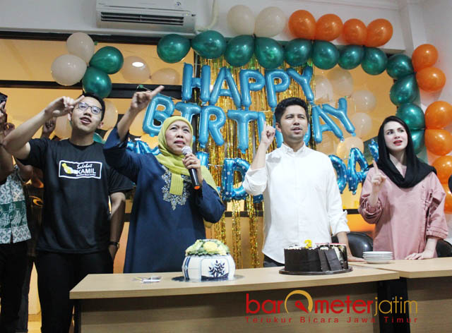 SATU NUSA, SATU BANGSA: Sambil mengangkat satu jari, Khofifah bersama para relawan menyanyikan lagu Satu Nusa Satu Bangsa di Ultah ke-34 Emil dardak, Sabtu (20/5) dinihari. | Foto: Barometerjatim.com/ROY HASIBUAN