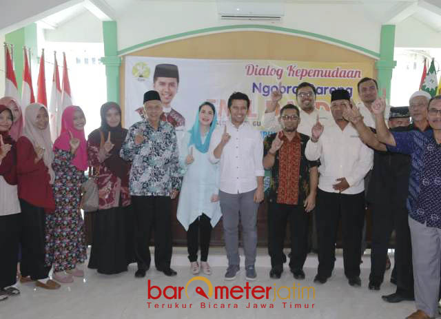 MUHAMMADIYAH SATU JARI: Usai dialog, Cawagub Emil Dardak dan warga Muhammadiyah Ponorogo mengangkat satu jari. | Foto: Barometerjatim.com/ROY HASIBUAN