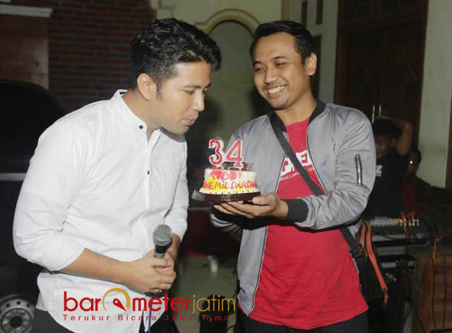 KEJUTAN KUE ULTAH: Emil Dardak dapat kejutan kue Ultah dari perwakilan penonton saat nobar Liga Champions di Ponorogo, Minggu (27/5) dini hari. | Foto: Barometerjatim.com/ROY HASIBUAN