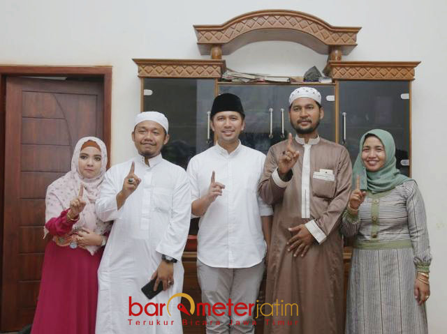 PILIH NOMOR SATU: Emil Dardak bersama keluarga Ponpes Nurut Taqwa Bondowoso, Jumat (11/5) malam. | Foto: Barometerjatim.com/ROY HASIBUAN