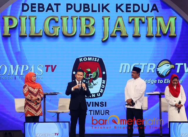 SALING MENGISI: Tampil dengan konsep busana yang berbeda, Khofifah-Emil bahu-membahu meladeni Gus Ipul-Puti di panggung debat kedua Pilgub Jatim. | Foto: Barometerjatim.com/MARIJAN AP