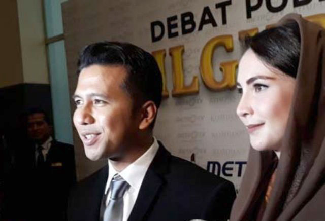 SETIA TEMANI SUAMI: Arumi Bachsin selalu setia menemani sang suami, Emil Dardak selama running Pilgub Jatim 2018. | Foto: Ist