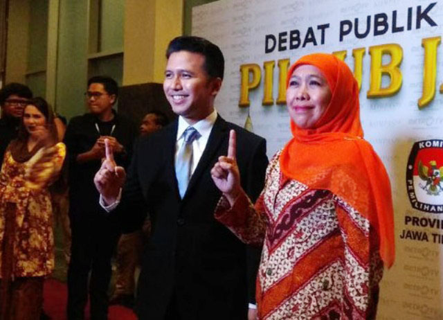 KONSEP BUSANA BERBEDA: Khofifah dan Emil Dardak tampil dengan konsep busana yang berbeda saat debat publik kedua Pilgub Jatim 2018. | Foto: Ist