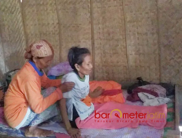 LUMPUH DAN DITINGGAL SUAMI: Kasminah, dalam kondisi lumuh malah ditinggalkan suaminya pergi begitu saja. | Foto: Barometerjatim.com/HAMIM ANWAR