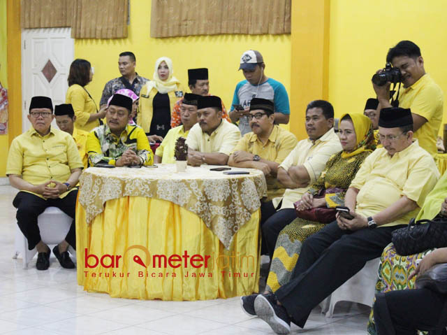 SAMBUTAN HANGAT: Anggota DPR RI dan DPRD Jatim dari Fraksi Golkar menyambut hangat kehadiran Cagub Khofifah, Selasa (29/5). | Foto: Barometerjatim.com/ROY HASIBUAN