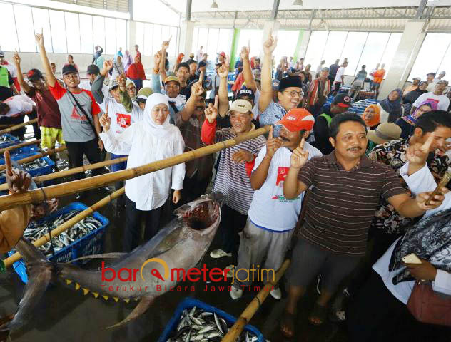 DUKUNGAN NELAYAN: Para nelayan memberikan dukungan untuk Cagub Khofifah saat mengunjungi TPI Sendang Biru, Malang, Jumat (25/5). | Foto: Barometerjatim.com/MARIJAN AP